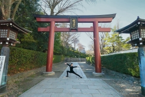 La première danseuse Karina Fu pose devant la porte rouge vif Myōjin Torii, l'une des entrées du sanctuaire historique de Nezu. Fondé en 1705, c'est l'un des plus anciens lieux de culte de Tokyo.