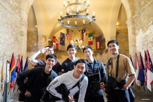 Les membres de la Shen Yun International Company plongent également dans l'histoire, bien que sous une forme différente, au Texas. Ils visitent The Alamo, où une mission franciscaine du 18e siècle témoigne des notions de bravoure et de liberté.
