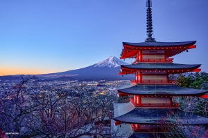 À plus de 9 656 km de l'Italie, la Shen Yun New York Company prend le temps de s'imprégner de la beauté sereine de la pagode Chureito, le mont Fuji se dressant majestueusement à l'arrière-plan.