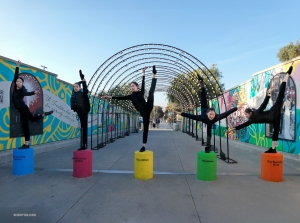 Nghệ thuật kết hợp sự linh hoạt: Các vũ công Shen Yun thêm nét năng động của riêng họ vào khung cảnh nghệ thuật đường phố sôi động.