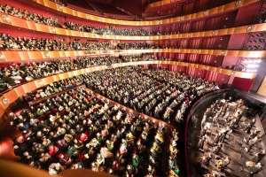 En een volle zaal in het David H. Koch Theater in Lincoln Center in New York City.
